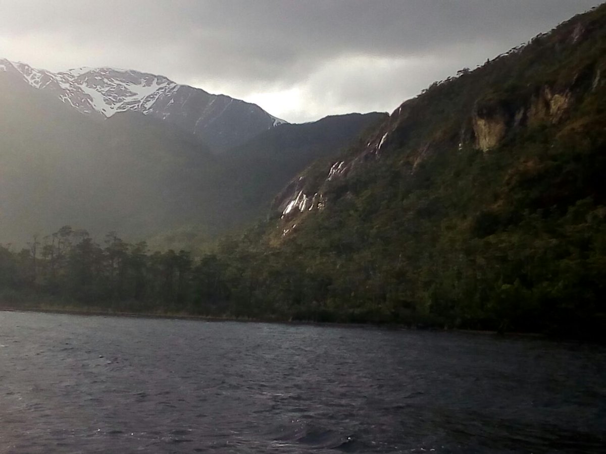 LeticiaCaro6's tweet image. Habia una vez un paisaje prístino, EL MAR QUE CIRCUNDA EL PARQUE KAWESQAR, fue destinado por los gobiernos a ser zona de sacrificio, nadie vino investigar, ni a poner dinero,CONAF no aportó con el mismo ímpetu que en otras zonas, algunas areas tienen cuento se dice, se cuenta...