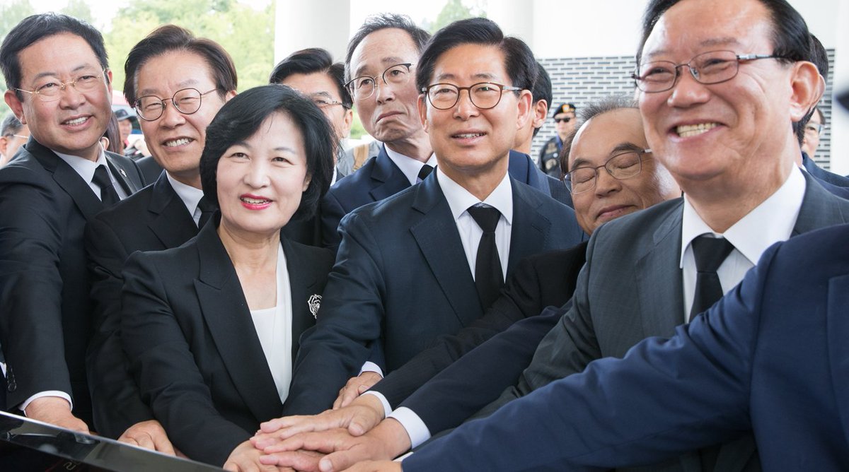 <명캠프>#오늘의이재명 경기도지사 이재명 당선자는 현충원 참배에 앞서 추미애 당대표와 여러지역 당선자들과 함께 손을 한곳에 모아 순국선열들께서 보이신 모습을 본 받아 새로운 4년을 열어가길 기원했습니다.