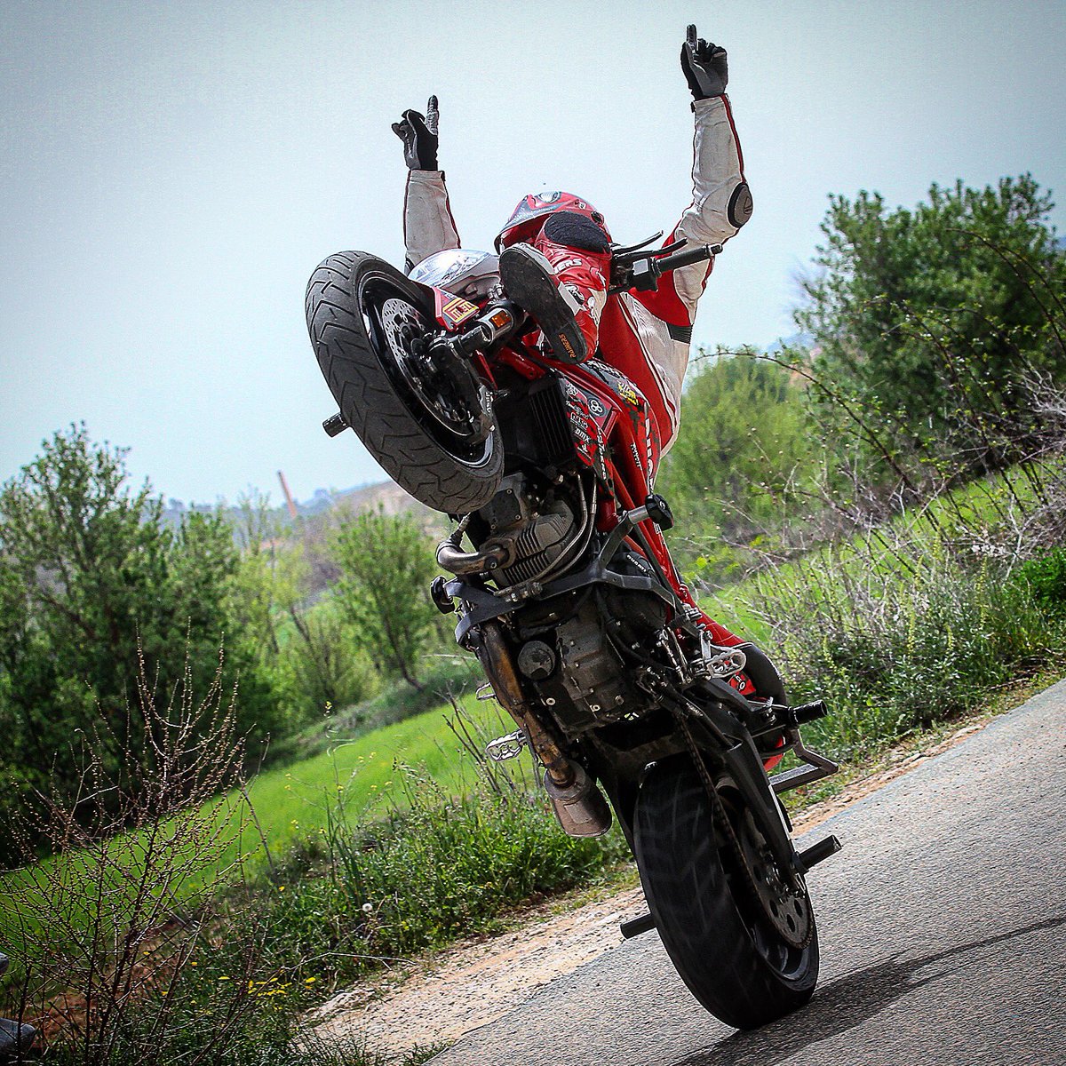 Ya está aquí el finde... y toca disfrutar!! Te propongo varios eventos:
-Viernes El Tiemblo-Ávila.
-Sabado y domingo Concentración Motorista Magurios en Bermeo-Bizkaia.
-Ah y sábado podréis disfrutar del XBike en la Moto Fiesta de Puerto Lumbreras-Murcia! 
#eventos #moto #finde