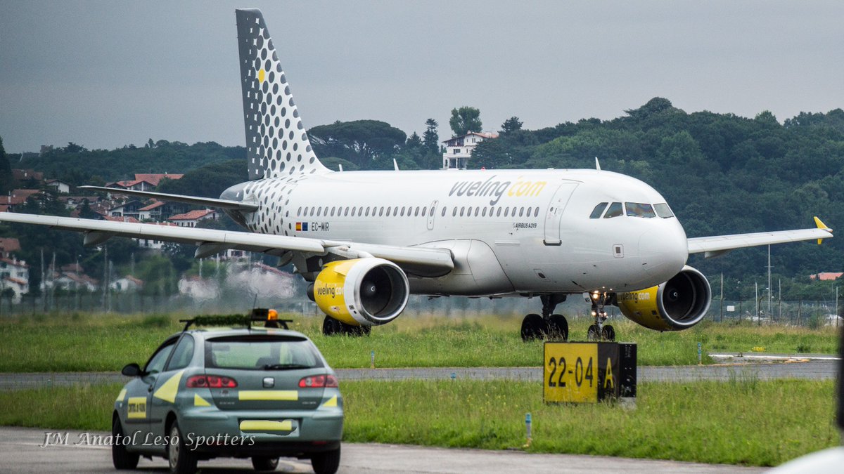 jmanatol's tweet photo. #BuenosDias #viernes
Curioso detalle en la boca del #motor2 del @Airbus #A319 de @vueling mientras carretea hacia la #cabecera04 para iniciar su #vuelo a @Aero_BCN desde @DonostiAir #LESO tras despejar de #aves la zona el #controladordefauna
@Marshallers @controladores https://t.co/w9IhrRShfN