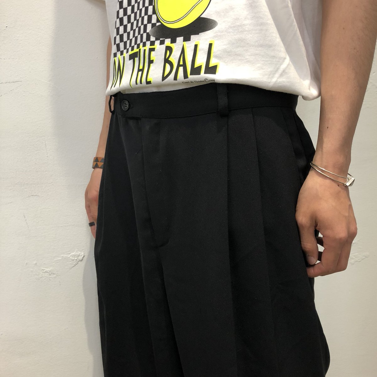 shop_focus's tweet photo. 一着あるだけで色んなスタイリングに使える定番アイテム😤
Tシャツをinするだけでモードっぽい雰囲気になります⚪️⚫️
Men's 黒スラックス/All ¥2,400+tax
#古着 #古着屋 #下北沢 #下北 #古着男子 #古着女子 #usedfocus #used #usedclothing #usedfashion #vintage #mode #brand #90s #90sfashion https://t.co/fRaMKepTU9