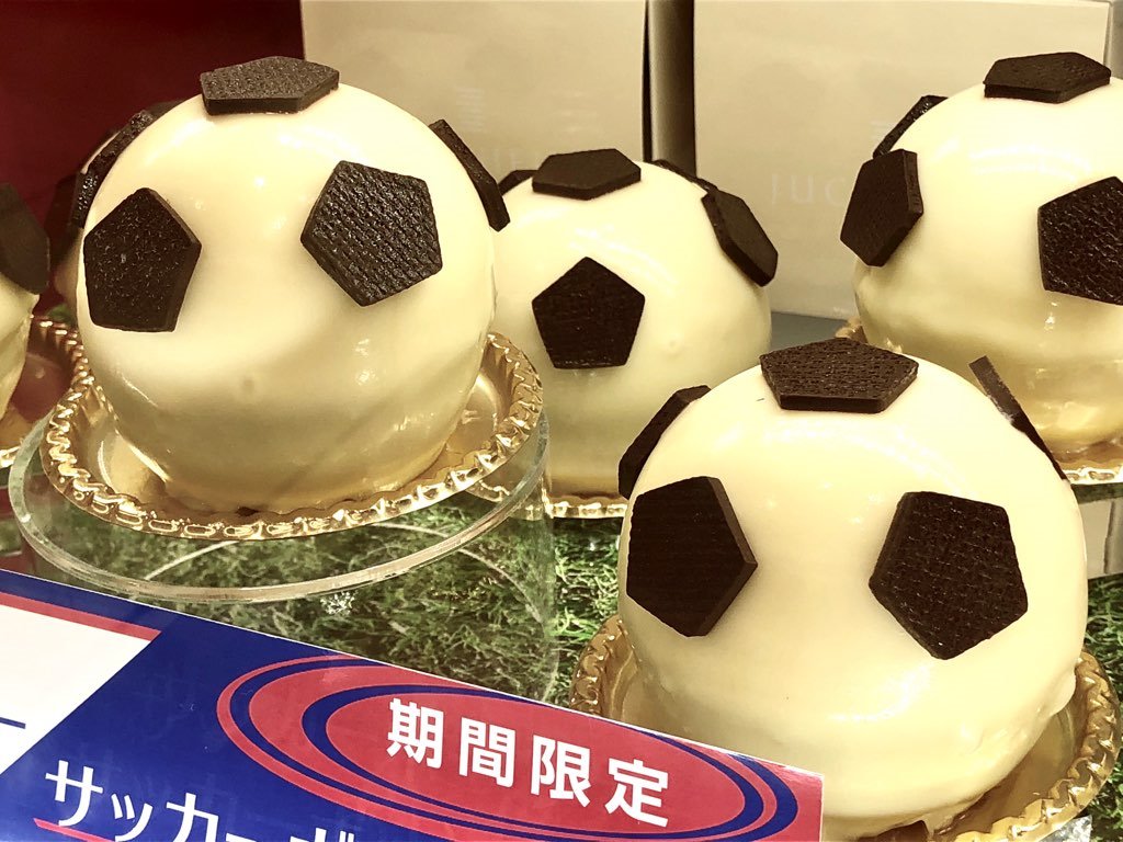 小田急百貨店 町田店 公式 サッカーボールケーキでおいしく応援 地下1階 ユーハイム ディー マイスター に並ぶ フースバルフィーバー 1個 540円 税込 タルト生地の上にバニラムース スポンジ フランボワーズなどを重ね ホワイトチョコで