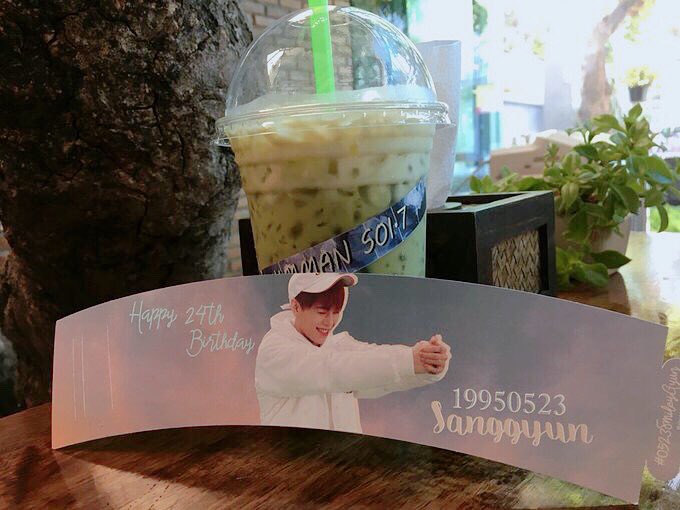 CNXcupsleeve's tweet photo. มีเพื่อนดีมีชัยไปกว่าครึ่ง 5555 ช่วยกัน���ินน้ำ ชอบเวลามาเอาที่คาดแก้วก็แบบนี้แหละ น่ารักมากๆ ขอบคุณสำหรับโปรเจ็คนะคะ 
📍พิกัด : ร้านหลากหลาย นิมมานซ.7
#0523SmileyGyun https://t.co/9YWJzGWZ44