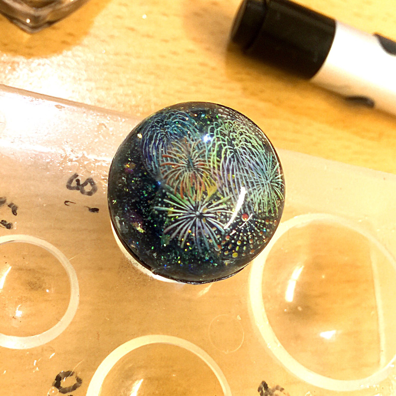 Colore Magia コローレマジーア Twitterissa イメージ通りの花火球が出来ました レジンクラブさんの花火 シールを封入して カラーはレジン道さん Resindou1 これにレジン道さんのledヒートンを付けて こうじゃ ちなみにレインボーです たーまや バリ取りすら