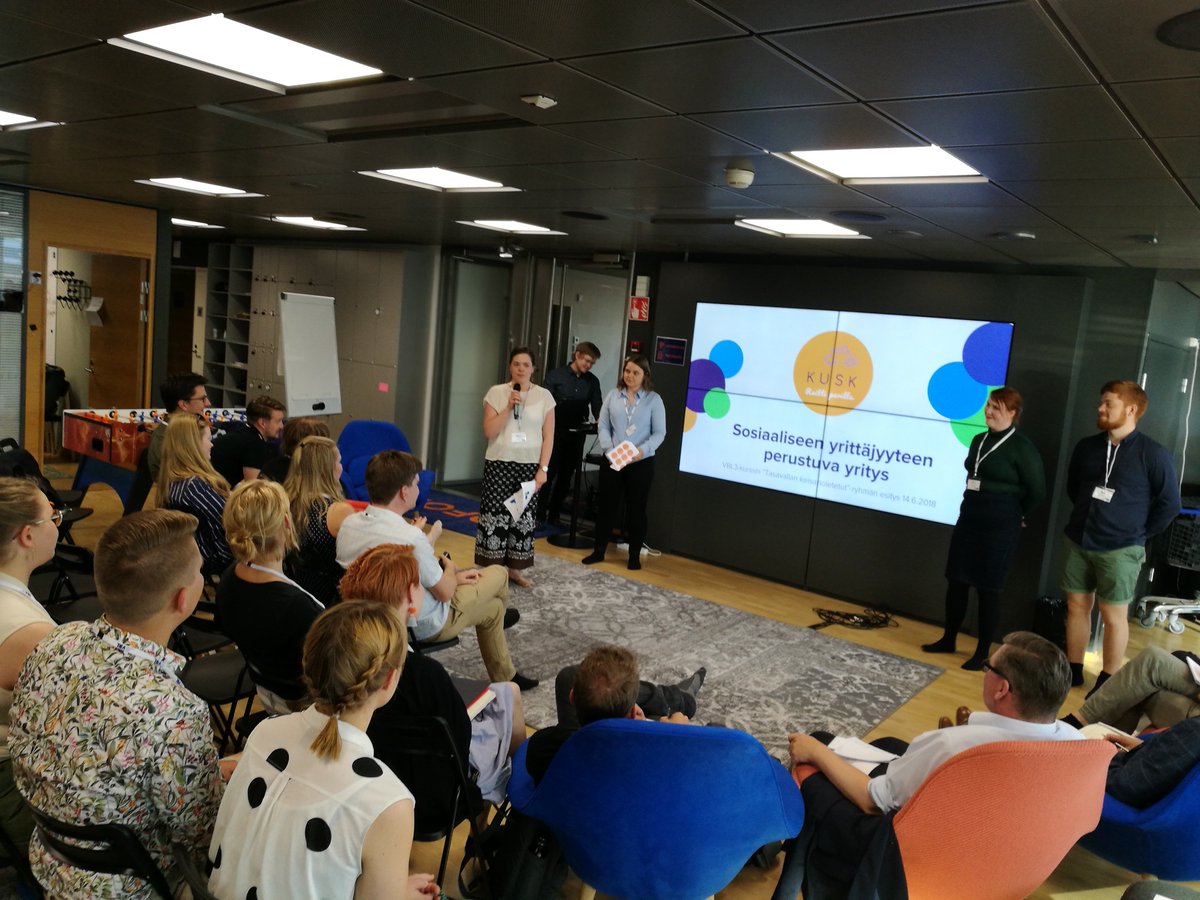 Eilinen paneeli oli menestys! Tässä panelistit arvioimassa VBL3-koulutuksen osallistujien ennakkotehtäviä Goforen toimistolla Kampissa, missä koulutus jatkuu tänään Goforen arvojen esittelyllä. #vblsuomi #parempaajohtajuutta