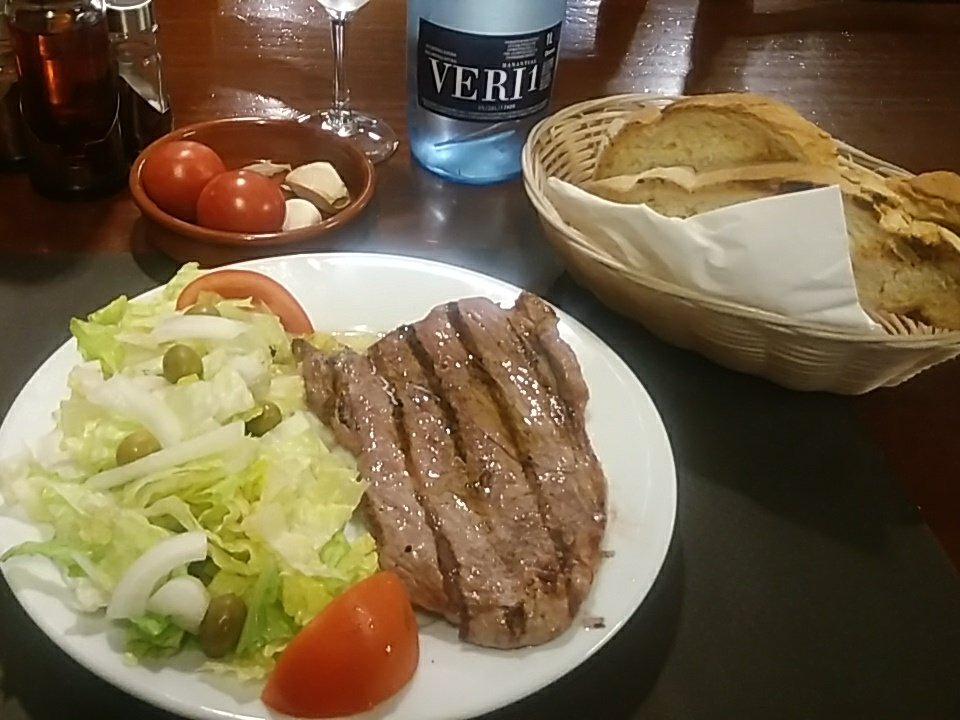 Estupid_merda's tweet photo. Pues m'haig de cardar un bistec de vedella perque han acabat el cavall
#Salt #Gordu #CanSerrallonga https://t.co/hIZIVmZ3Bq