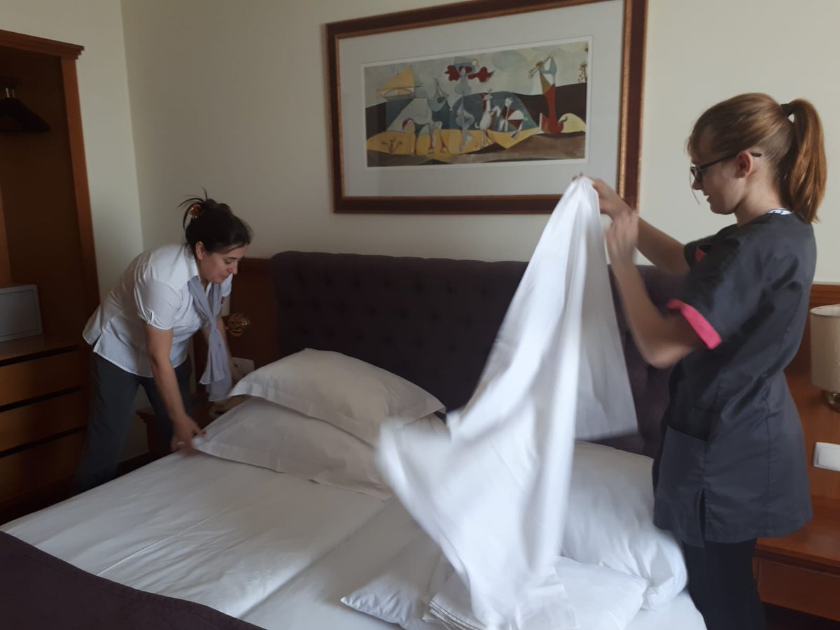 lycdoisneaustlo's tweet photo. Les élèves #CAPCSHCR en activité professionnelle dans des hôtels haut de gamme du centre de Porto @EUErasmusPlus https://t.co/YP8DD1ku4C