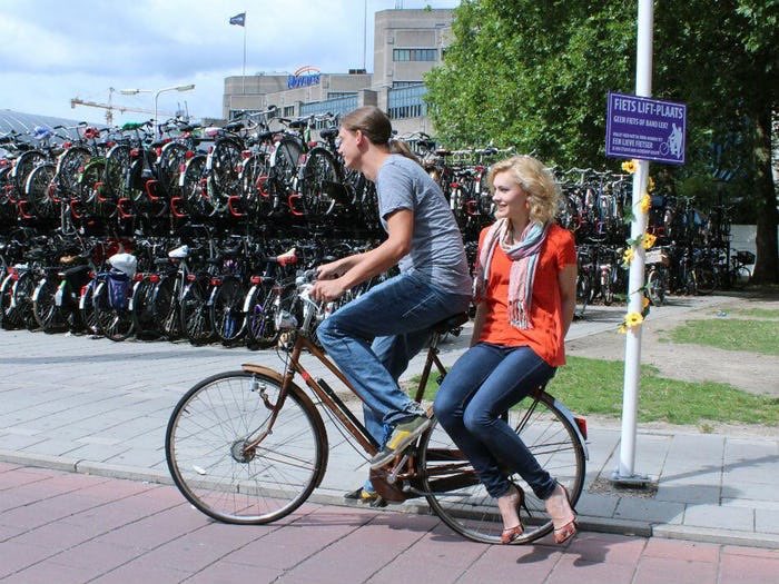 rocketdaddies's tweet photo. @roiseanna @Taraustralis @timmermansr @ISU_SSP @swingie @eriklaan @DutchTexan81 See this picture or 3:15 in this music video, which is about jumping on the back of a bike.
https://t.co/FrlldQoinZ https://t.co/dgXIko7nua