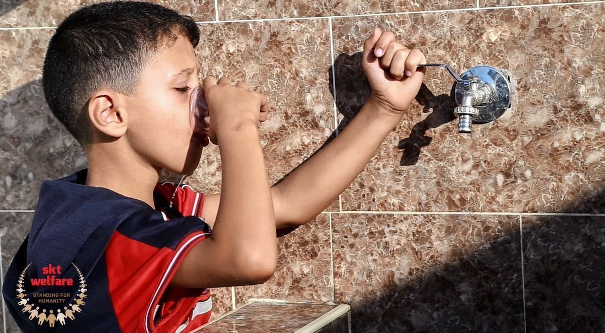 TheDatesProject's tweet photo. In #Gaza, over 100,000 people have become homeless in recent years. A Palestinian family receive 500 litres of water with the money supplied from one tin of dates. https://t.co/9vPzRhc8YI
#Dates4Palestine #charity https://t.co/ufIknIQ8Xh