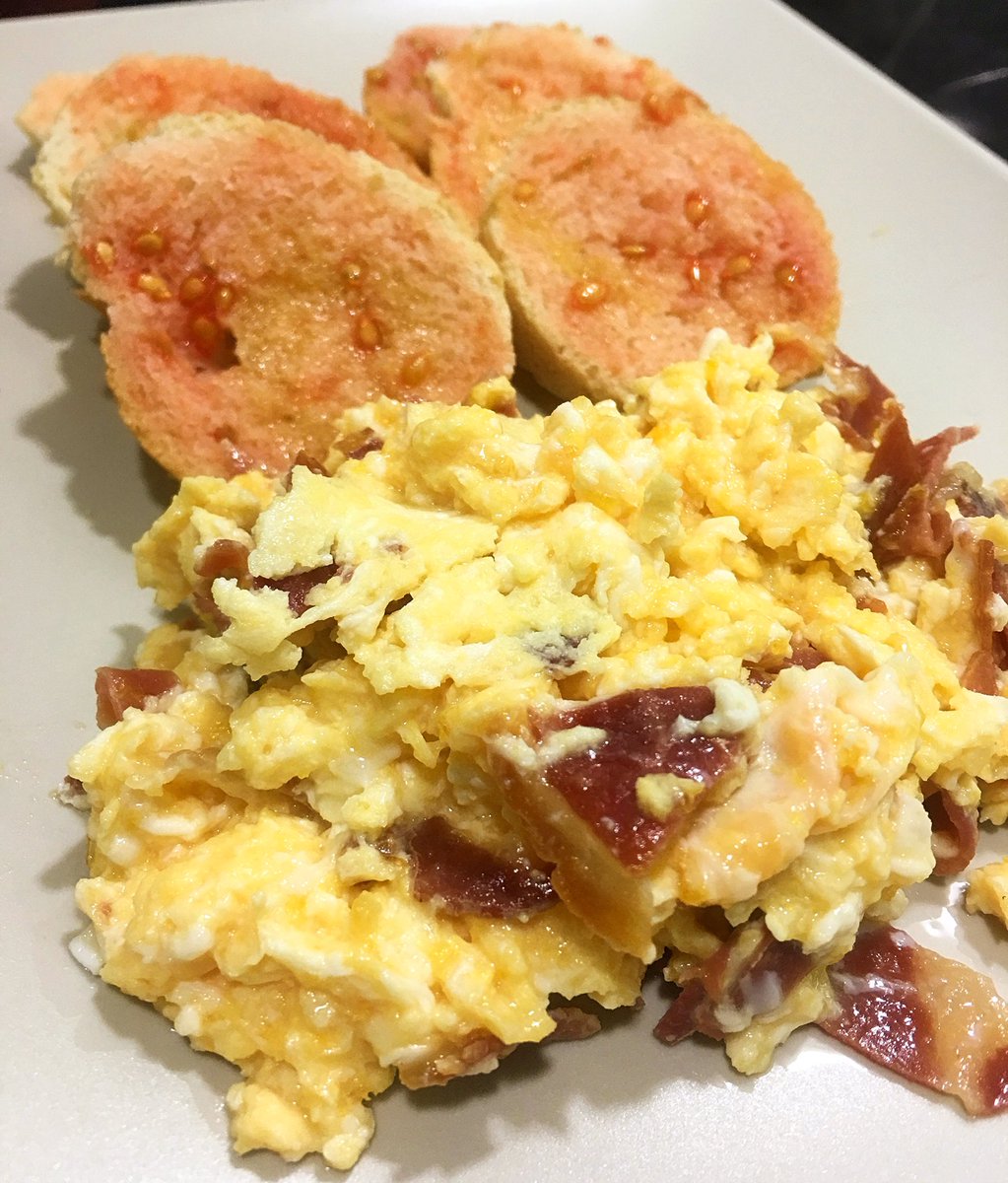 salteandoideas's tweet photo. Buenos días, buenas tardes o buenas noches!!
Todo el día es un buen momento para comer unos huevos revueltos con jamón ibérico y un poco de pan untado con tomate y aceite😋😋
Os apuntais?!!😁😁
.
::::::::::::
#food #foodporn #delish #delicious l #breakfast #eggs #desayuno #jamon https://t.co/cc2Yg3eR6e