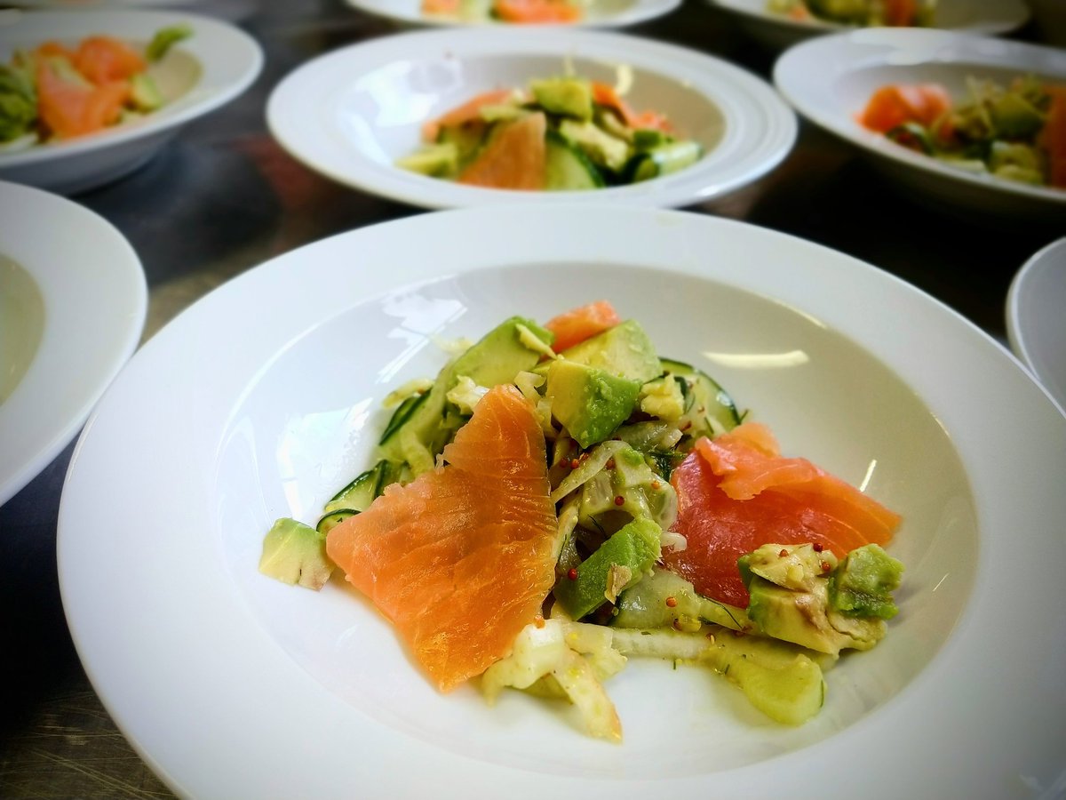Loge_10's tweet photo. Last night we served a fresh salad with salmon, cucumber, avocado and fennel #starter #fresh #salad #cooking https://t.co/W9WzyNyUDs
