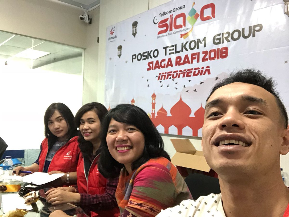 infonusa's tweet photo. Melayani customer di hari libur, siapa takut? #telkomgroupsiaga #infomediasiaga https://t.co/ZodcLGfoJr