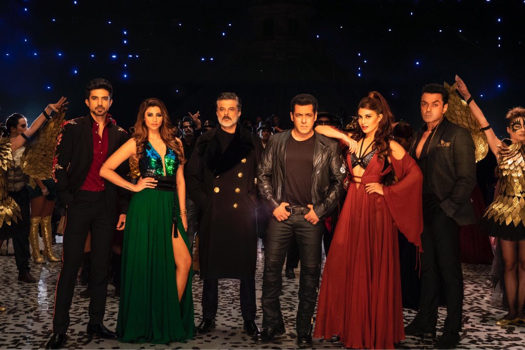 #OneWordReview...
#Race3: DISAPPOINTING.
Rating: ⭐️⭐️
All that glitters is not gold... Remo D’souza misses the golden opportunity!
