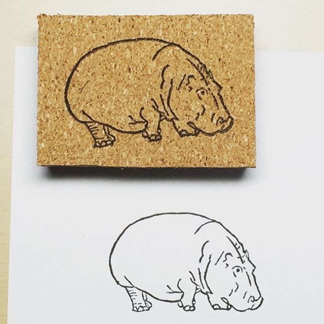 はんこ家 ポン左衛門 カバの消しゴムはんこです 持ち手にコルクを付けてみました 消しゴムはんこ カバ 動物 動物園 かわいい Creema 販売中 消しゴムハンコ スタンプ コルク T Co Vdqnsbf58h Twitter