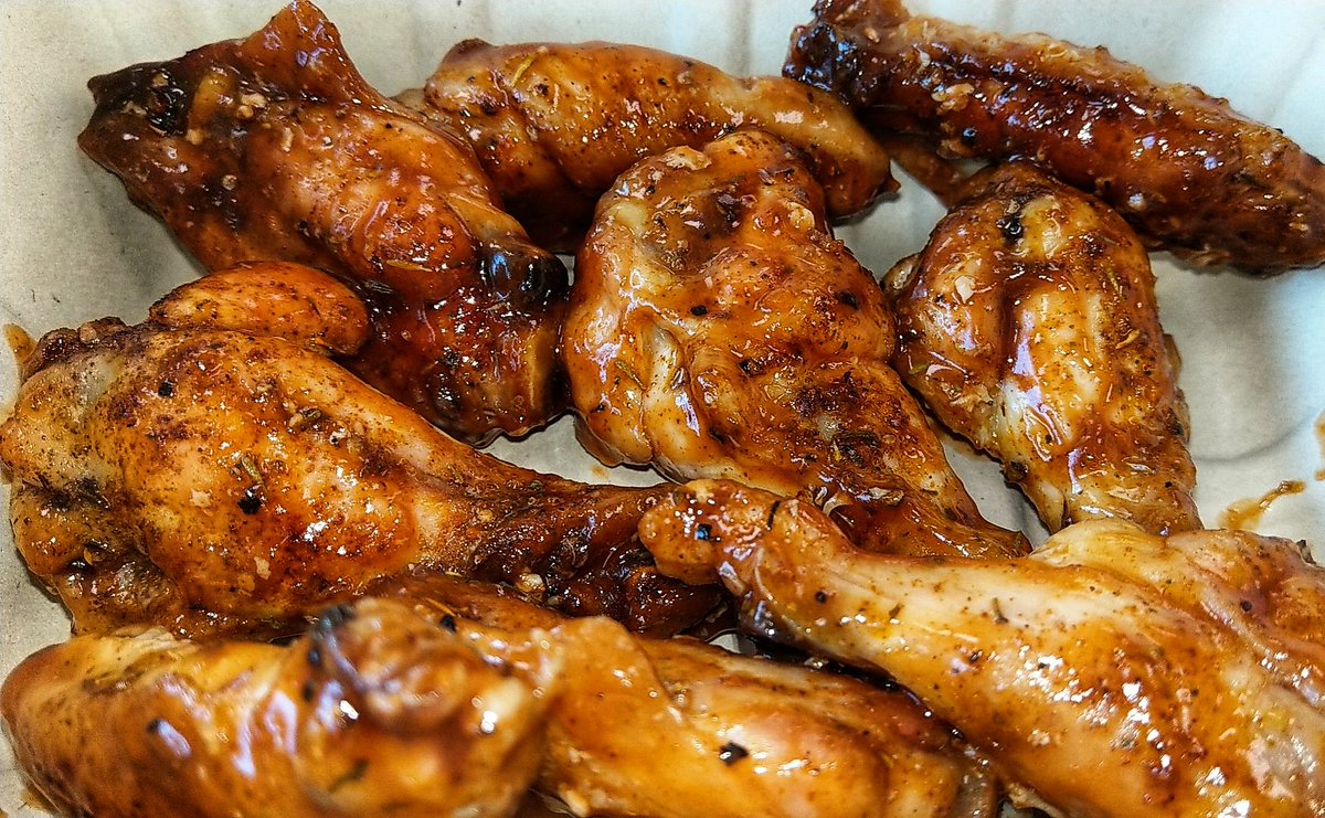 EdOshiro's tweet photo. #BBQ #Chicken #wings and #drummettes for #lunch #today at @WholeFoods in #Kakaako ππππππ #Hawaii π#chicken https://t.co/iMEiU5GZar
