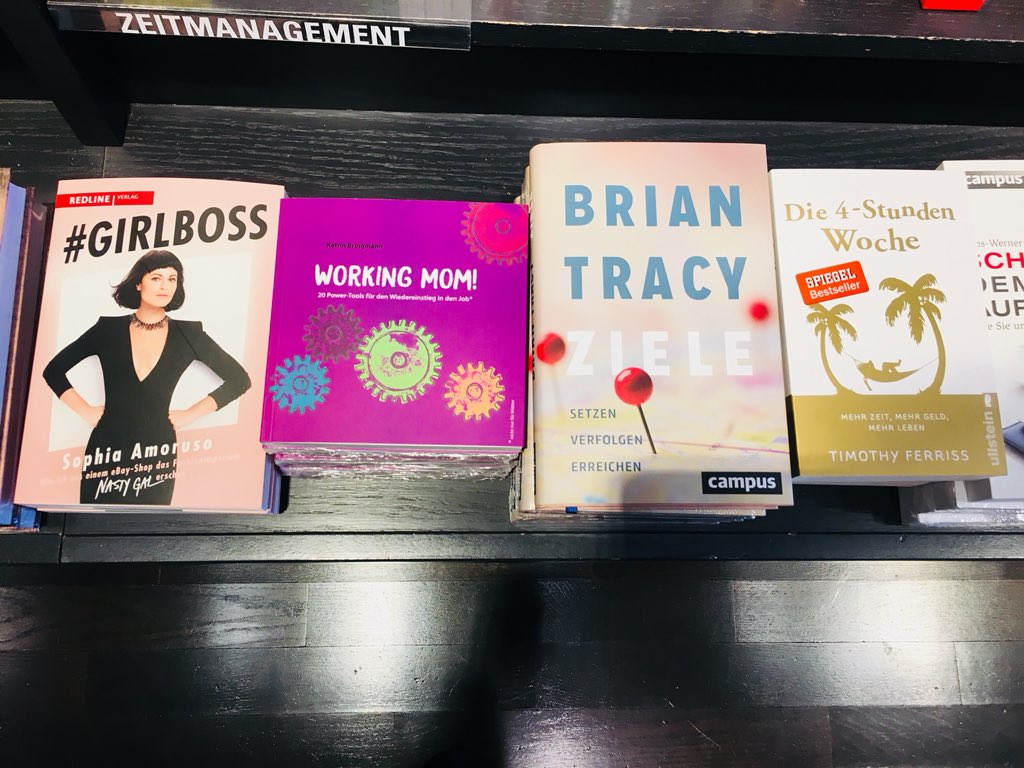 BringmannKatrin's tweet image. „Working Mom - 20 Power Tools für den Wiedereinstieg“ perfekt platziert bei #DussmanndasKulturKaufhaus cool👌!!