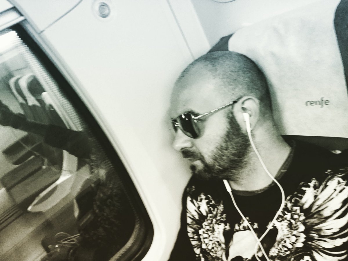 Hoy toca sesión de grabacion de voces para #Peligrosa <a href="/CalleSalvador/">Salvador Calle</a> @rober_cs_ <a href="/AlvaroRuizMusic/">Álvaro Ruiz</a> 😉👌🎚🎼🎧🎤