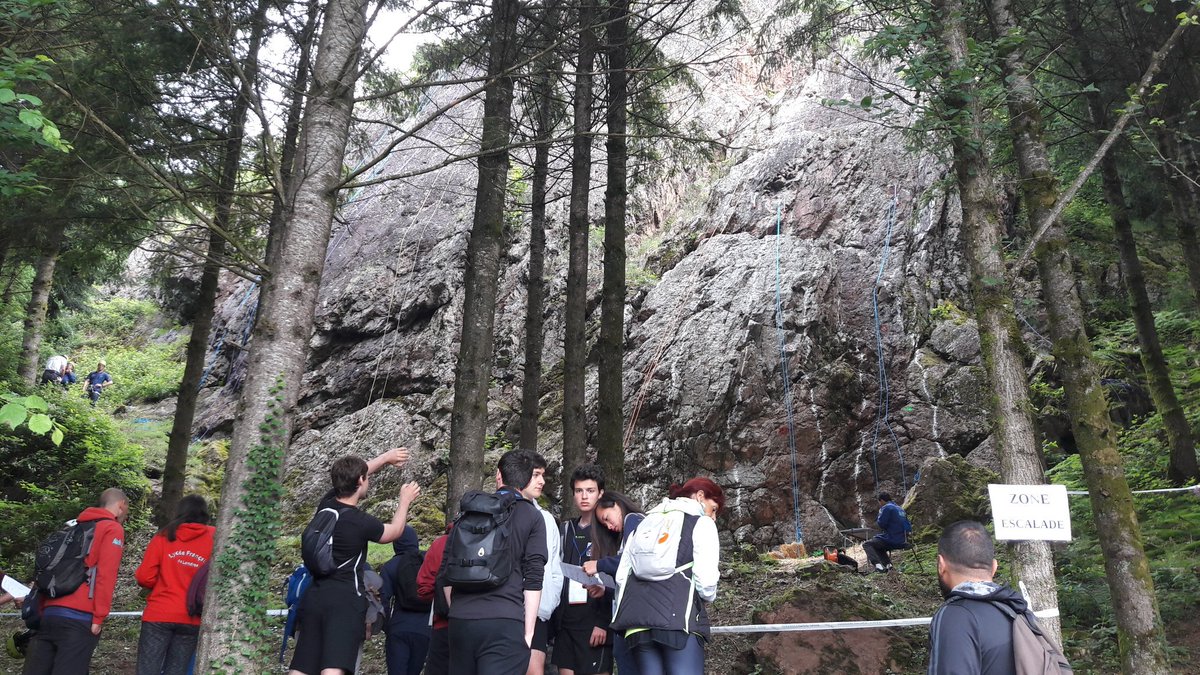 C_Tice70's tweet photo. Les jeunes découvrent la paroi d'escalade ! #jij2018 #Faucogney @DSDEN70 @acbesancon @MenissierLil https://t.co/Zhm20GNrs0
