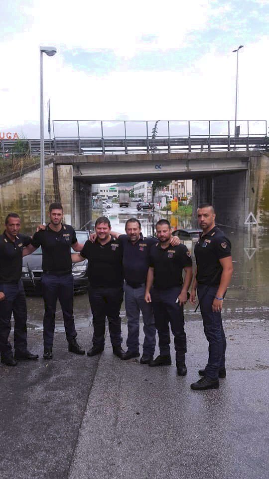 Ancora zuppi ma sorridenti per il salvataggio di ieri mattina
Ecco i 6 poliziotti del #RepartoVolanti di Ancona che hanno estratto due donne dalla loro auto sommersa dall'acqua per il #maltempo
#essercisempre