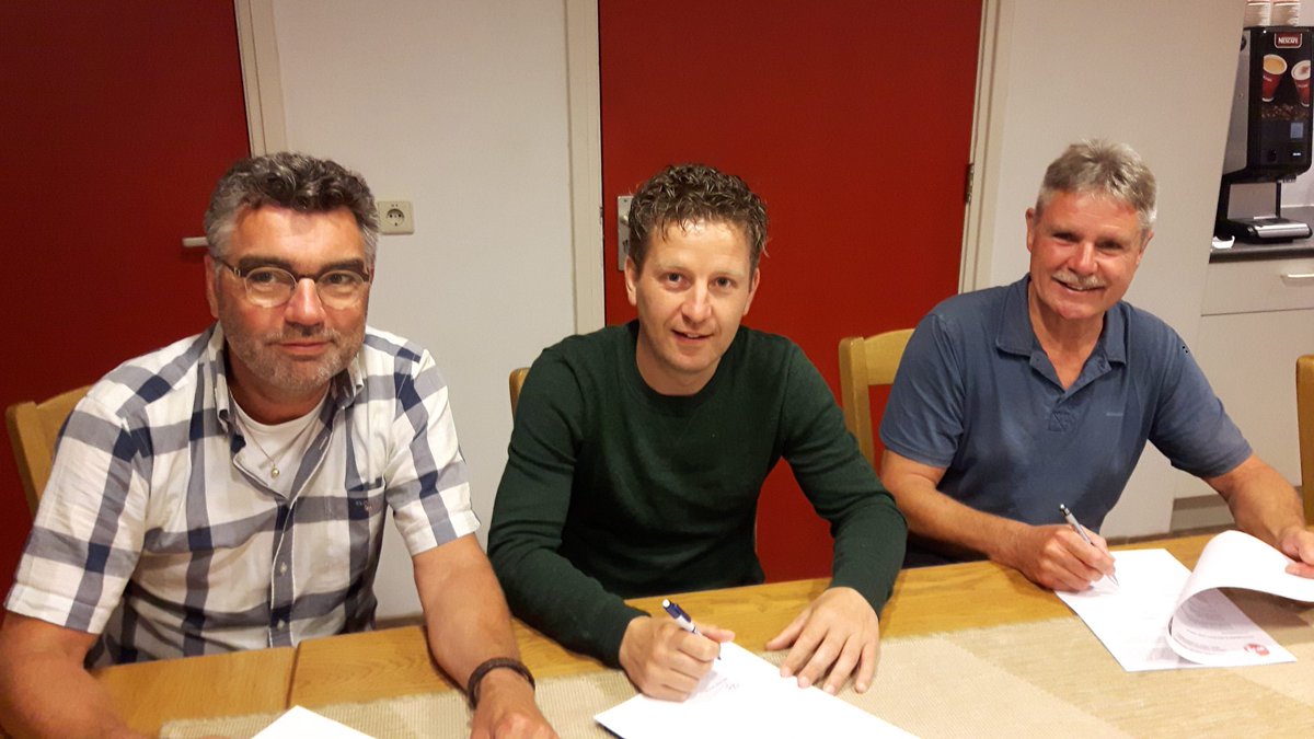 Jasper van Hoof nieuwe trainer van <a href="/BeerseBoys/">Beerse Boys</a>. Alle posities van de Kempische clubs zijn ingevuld nu. Volgend seizoen 16 nieuwe namen. Overzicht op:
trompettercup.com/2018/06/15/zes…
<a href="/Trompettercup/">Trompettercup</a> <a href="/RKVVBergeijk/">RKVV Bergeijk</a> <a href="/Terlo_vv/">Terlo</a> <a href="/hmvv1929/">HMVV1929</a>  <a href="/dees1943/">vvDEES1943</a> <a href="/EFCeersel/">E.F.C. Eersel</a> <a href="/rksvheeze/">RKSV Heeze</a> <a href="/rkvvo/">RKVVO</a>