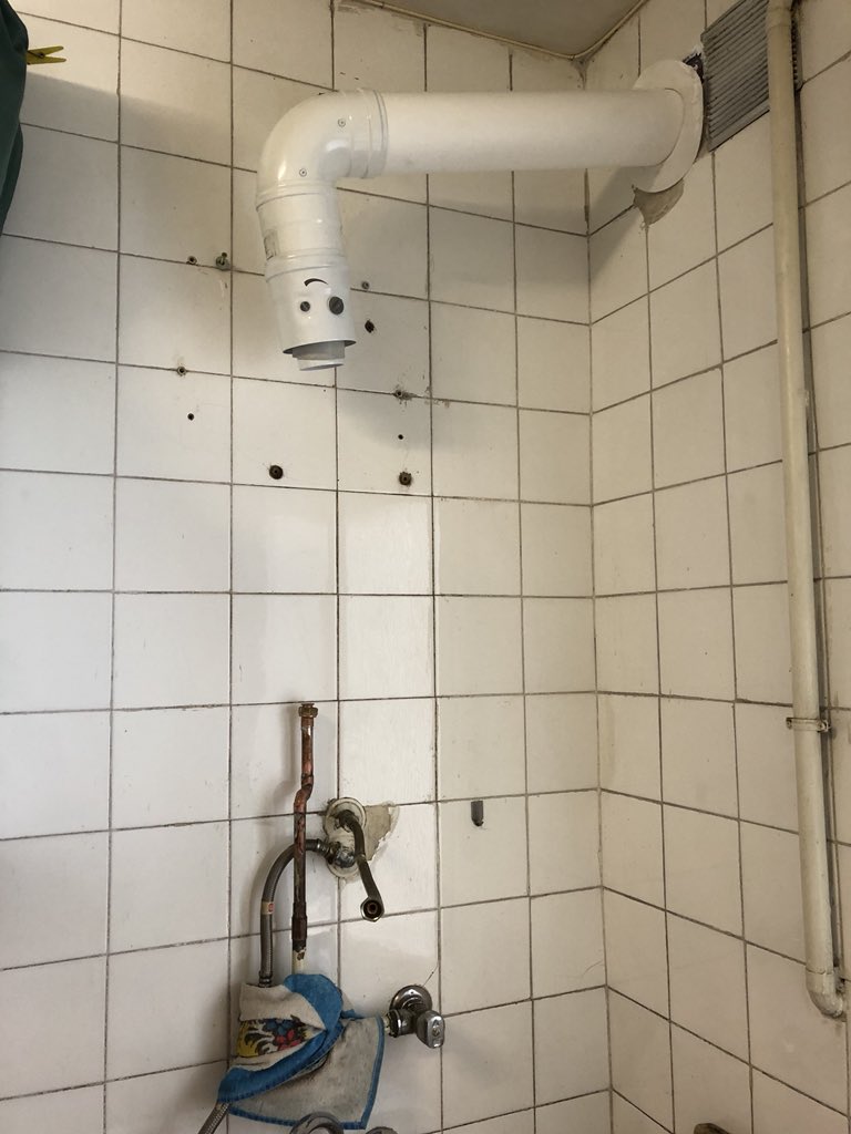 MariaPSoroa's tweet photo. ¡Qué ganas de darme una buena ducha 🚿con agua bien calentita! Ah, no... ¡que no tengo calentador! Es lo que tiene confiar en una marca y no querer cambiar...  @cointraesp @consumidores Ahora relleno vuestro formulario de turno pero a ver quién le quita el disgusto a mi madre https://t.co/mScYS1wPgz