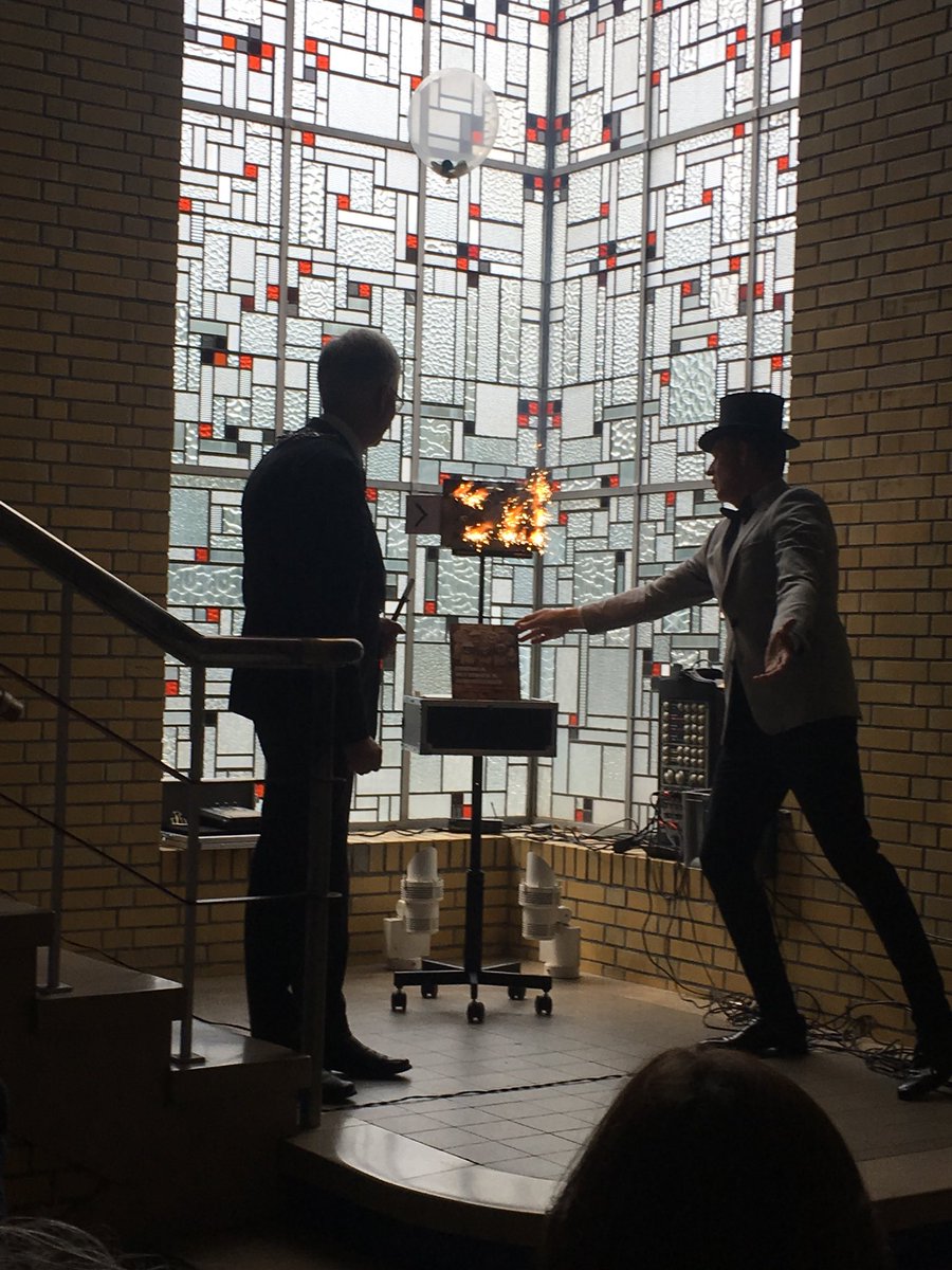 Boek over 100 jaar openbaar onderwijs in Tilburg tevoorschijn gegoocheld!!!