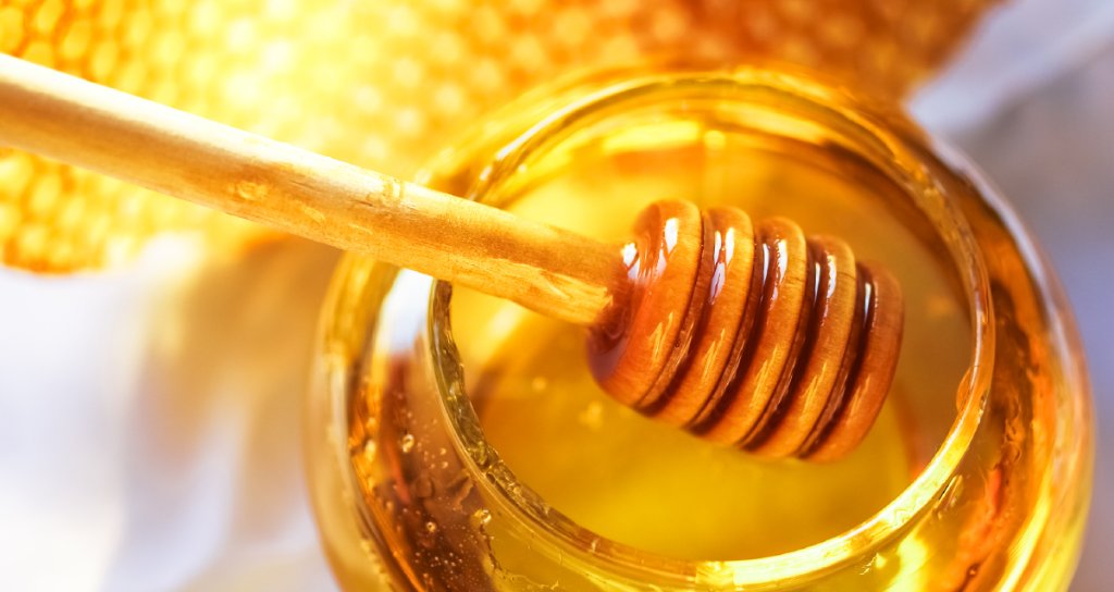 WebMD's tweet photo. Honey is amazing! Not only does it have antioxidants, amino acids, and vitamins, it's also got antibiotic properties and may help ease cold symptoms. 🍯 https://t.co/deBYgMioxF https://t.co/35tQ34cQnA