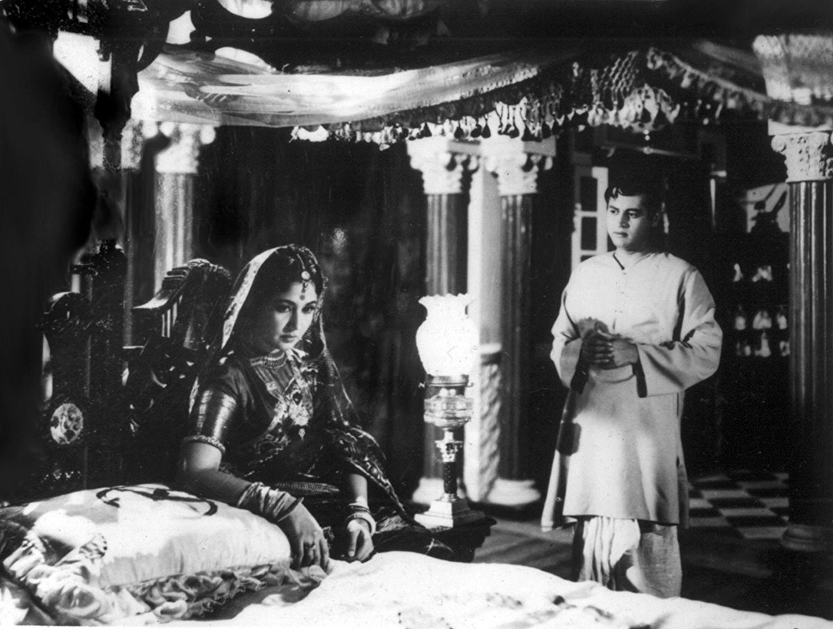 BombayBasanti's tweet photo. Guru Dutt and Meena Kumari in the classic, Sahib Bibi Aur Ghulam (1962) https://t.co/07hJpP5j7A