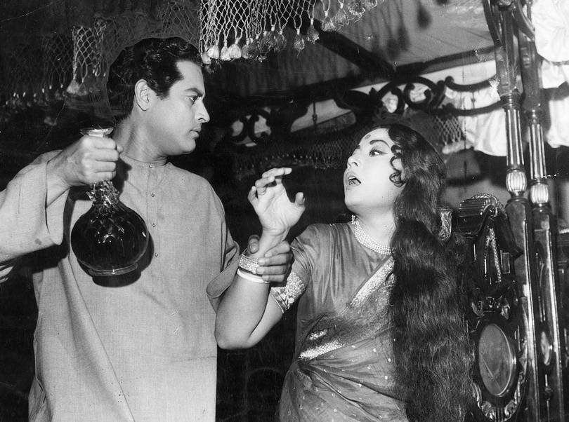 BombayBasanti's tweet photo. Guru Dutt and Meena Kumari in the classic, Sahib Bibi Aur Ghulam (1962) https://t.co/07hJpP5j7A