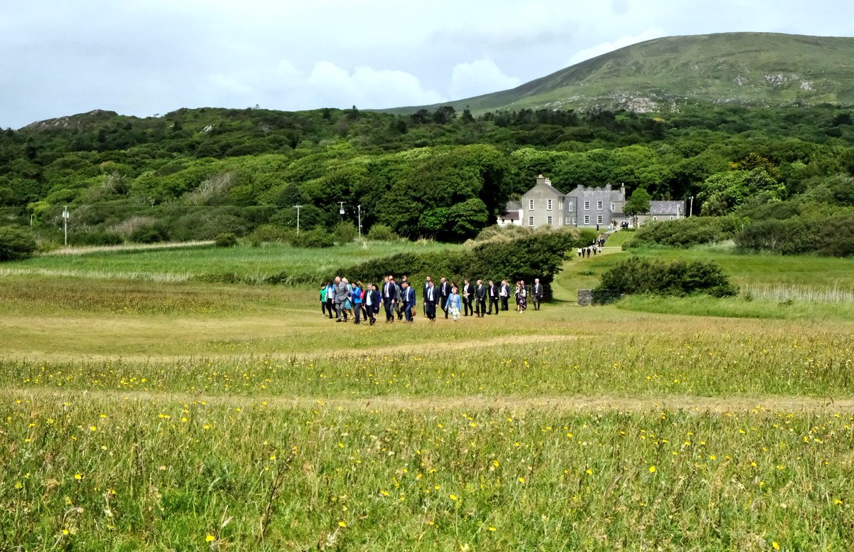 ClarenceHouse's tweet image. The Prince of Wales and The Duchess of Cornwall walk down to the beautiful Derrynane beach in County Kerry in Ireland. #RoyalVisitIreland 🇮🇪