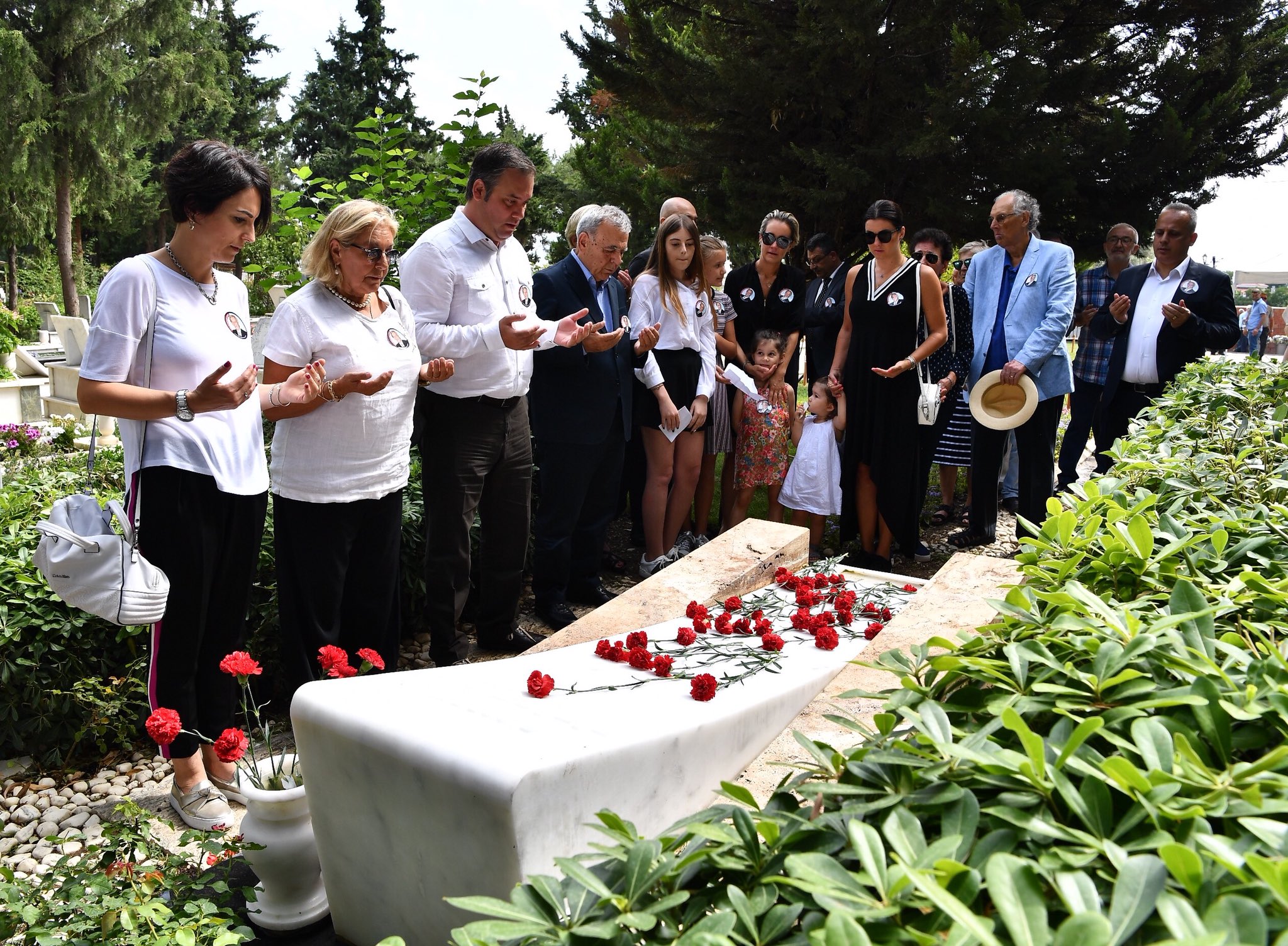 İzmir Büyükşehir Belediyesi on X: "2004 yılında beklenmedik bir şekilde  yaşama veda eden İzmir Büyükşehir Belediye Başkanı Ahmet Piriştina, 14.  ölüm yıldönümünde özlemle anıldı. Aşağı Narlıdere Mezarlığı'nda düzenlenen  anma törenine Piriştina Ailesi