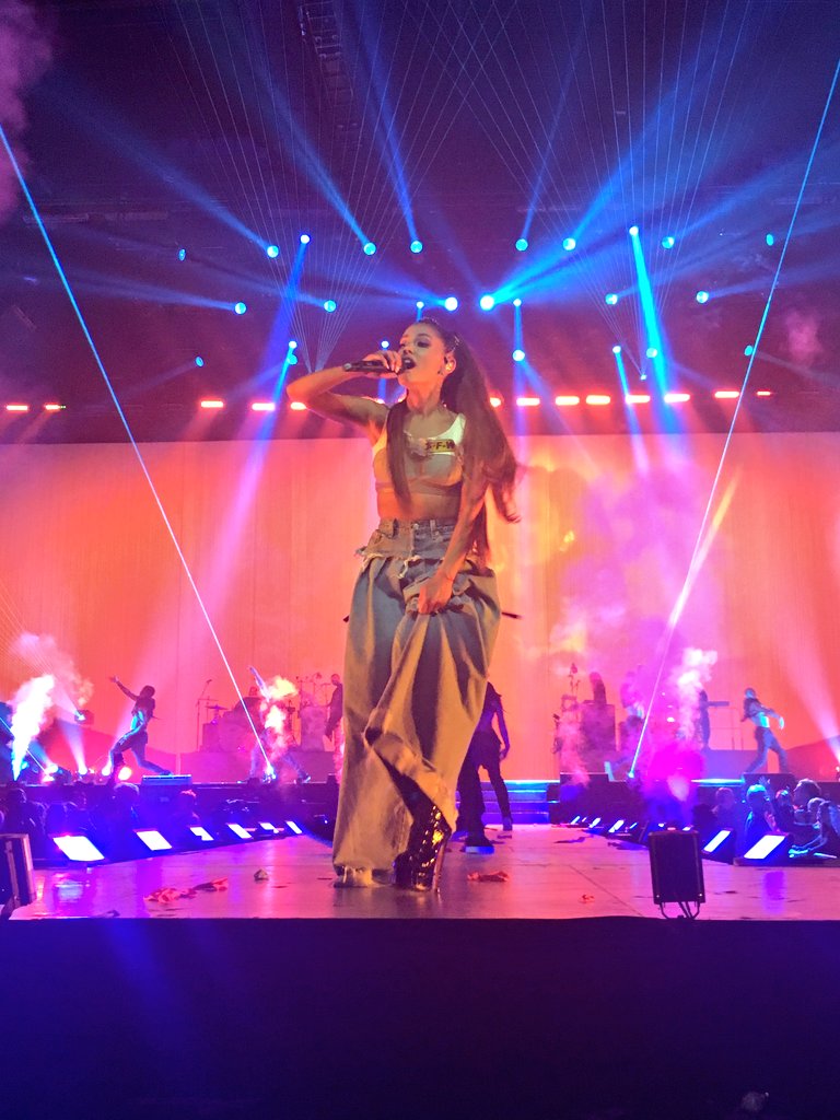 emmarosenjh's tweet photo. some of my favourite concert pictures ive taken💖💖 https://t.co/S2Cl6uvGg3