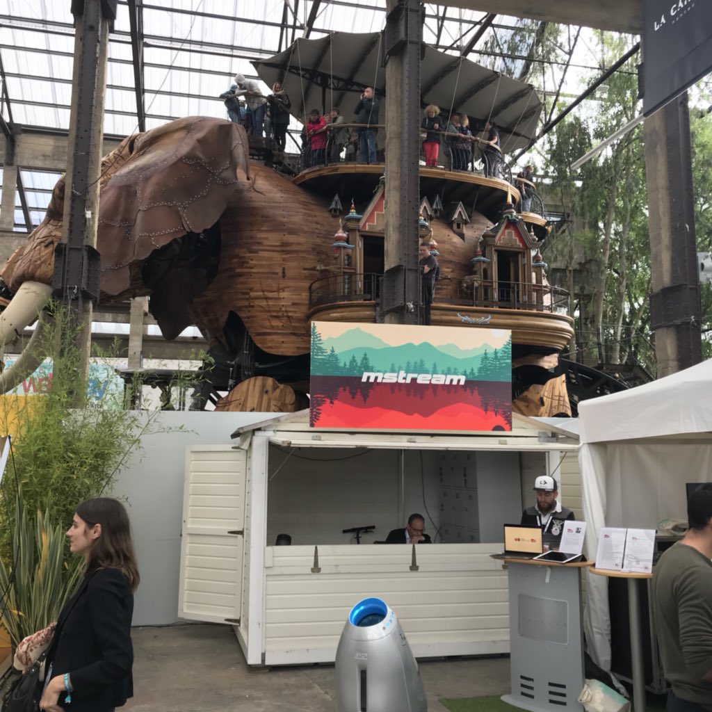 Bruno_Ciulli's tweet photo. Notre ami l’Eléphant vient saluer #BARYL au pied du stand @SNCF_Digital. On reconnaît bien là l’incroyable esprit du @Web2day. #sncf2day #magique https://t.co/SbEmORSTmJ