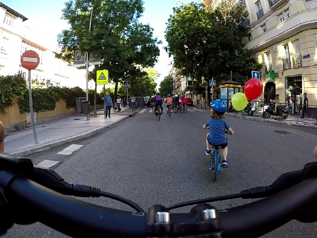 enbicimadrid's tweet photo. Todos los días en bici pero los viernes en el #Bicibus del CEIP Amador de los Ríos con chocolate y churros, mejor!!! Ha sido el último del curso, gracias a tod@s https://t.co/eyyoDH72wZ
