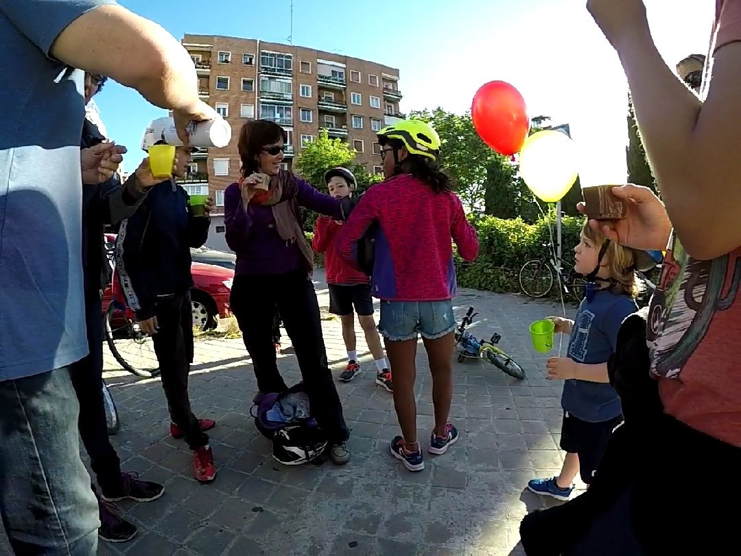 enbicimadrid's tweet photo. Todos los días en bici pero los viernes en el #Bicibus del CEIP Amador de los Ríos con chocolate y churros, mejor!!! Ha sido el último del curso, gracias a tod@s https://t.co/eyyoDH72wZ