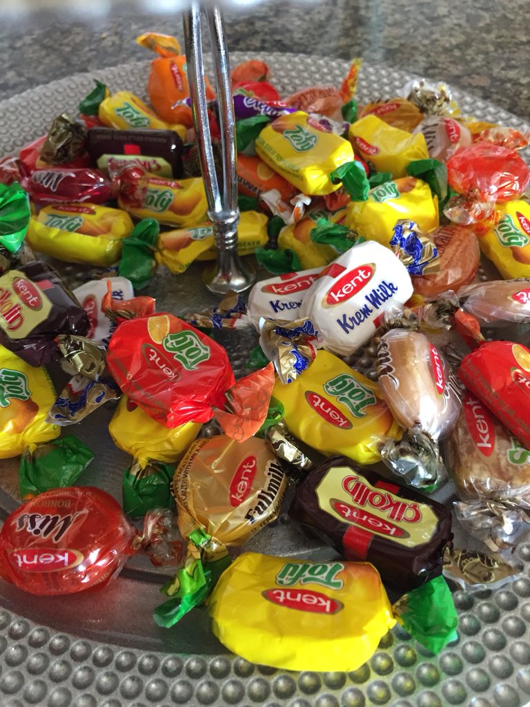 Ben küçükken Bayram demek şeker demekti  benim için. Şimdi şekerle avunacak çocuk kalmamış.cebime birtane şeker koydum onu verdiğimde sevinecek bi çocuk arıyorum 
#şekertadındabayram