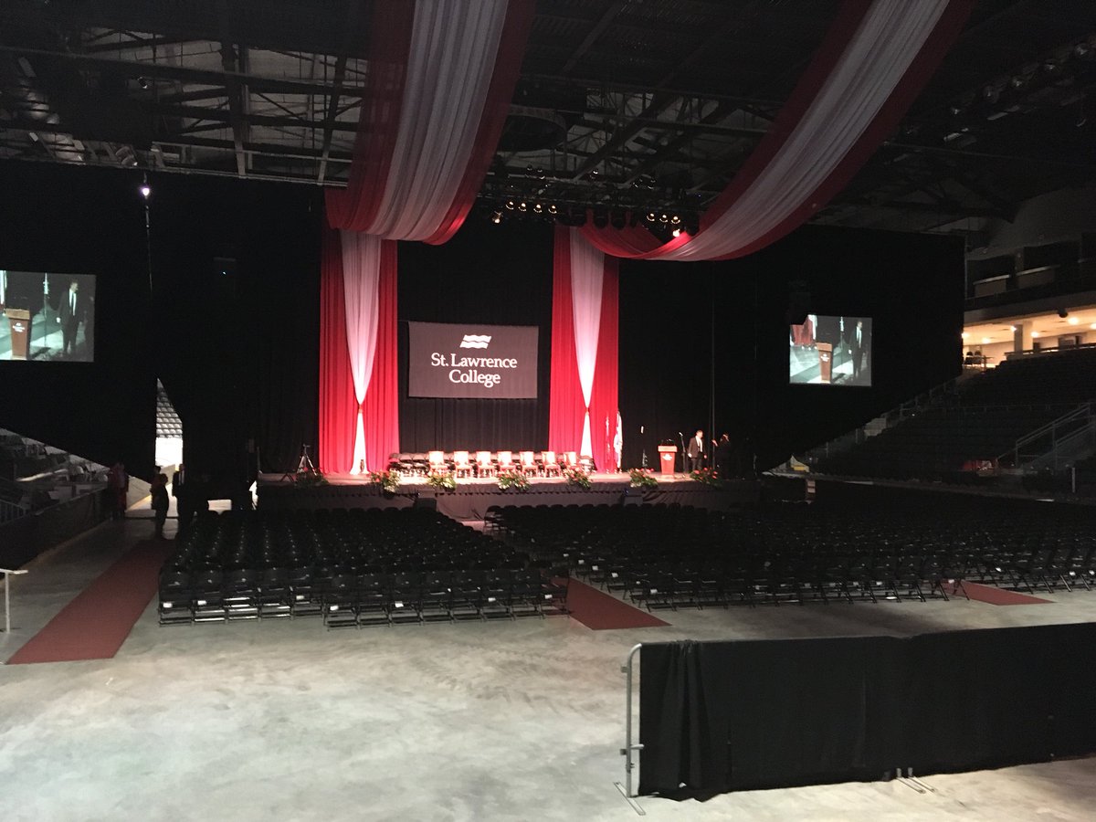 jelyot's tweet photo. My favourite teaching day every year! #slcgrad2018 #myslc https://t.co/81RDfxN4Qo