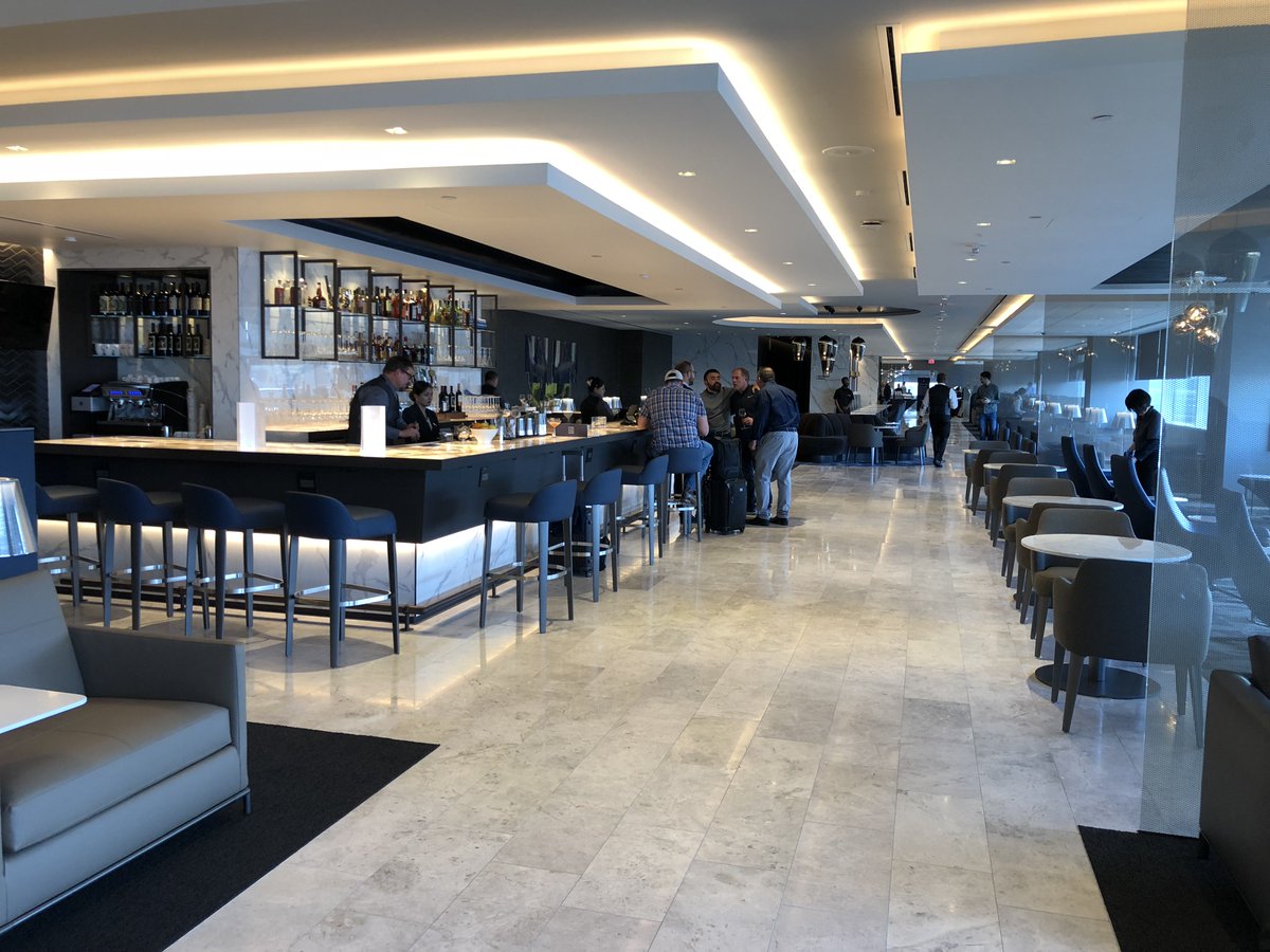 mommypoints's tweet photo. #Houston friends, this is your chance to eat, drink, and relax in a brand new fancy airline lounge at @iah for just 2,500 miles. Regular packages are almost sold out, but options remain for @united credit cardholders and elites!
https://t.co/wPGongW9MS https://t.co/sk5KyiHcud