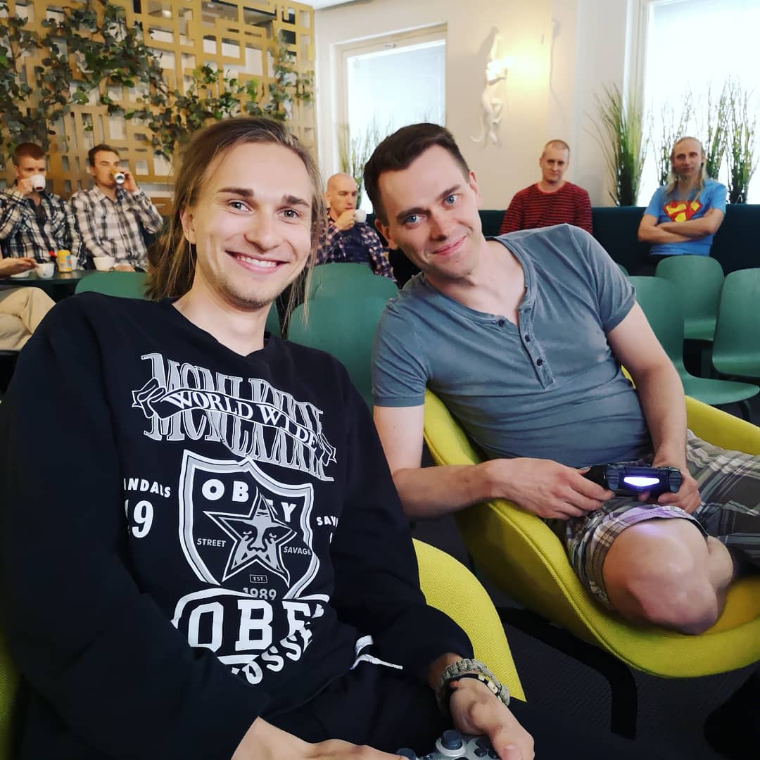 BitwiseOy's tweet photo. Meidän änärifinalistimme Jaakko ja Mikko, ja tiukka skaba Bitwisen änäriherruudesta 😎  #bitwise #bitwiser #työkaverit #kahvitauko #viihtyminen #pöhinä https://t.co/inWevb57fe