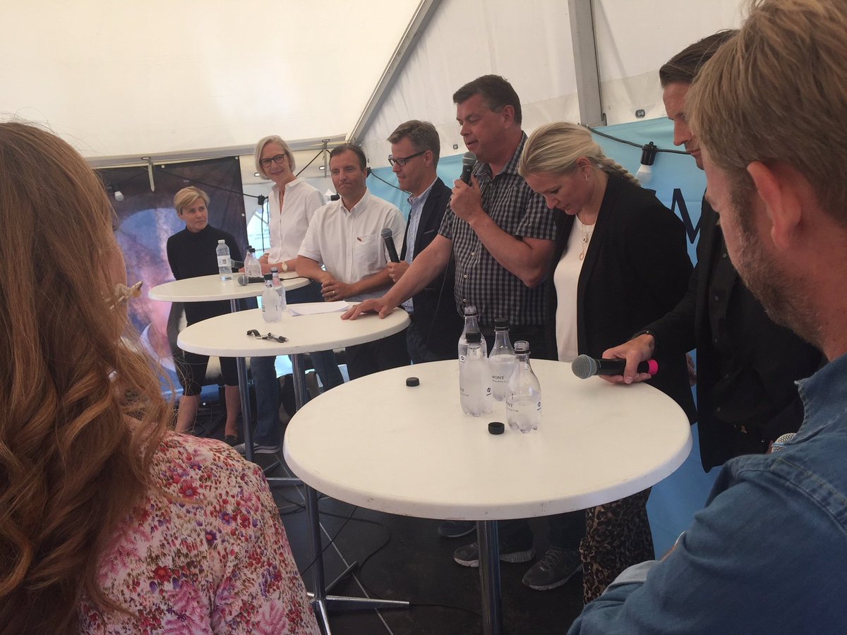 Medietopmøde i Egmonts telt. Steffen Kragh, koncernchef i Egmont, i debat med <a href="/mettebock/">Mette Bock</a> <a href="/brittbager/">Britt Bager</a> <a href="/mogensJensenS/">Mogens Jensen</a> @mortenmarinus <a href="/maymann/">Jimmy Maymann</a> @MariaRorbyeRonn og ordstyrer <a href="/miriamzesler/">Miriam Zesler</a> #fmdk #fmdk18