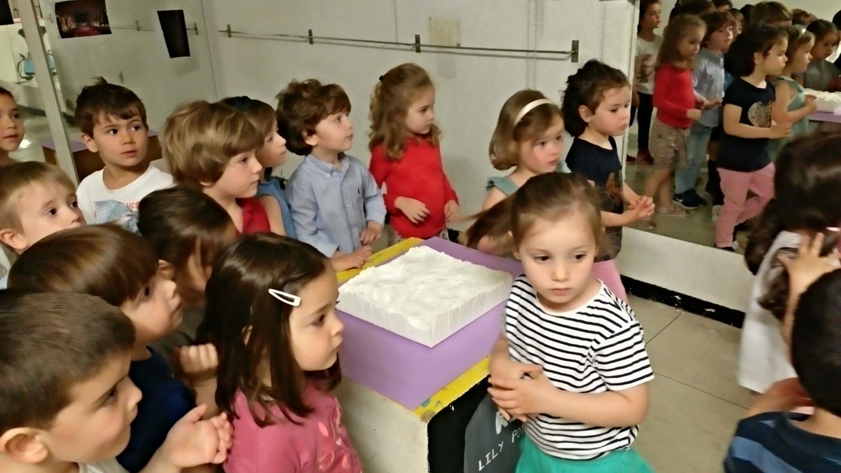 colegiochamberi's tweet photo. Los alumnos de primero de #infantil visitan la exposición del seminario de #artes #programadeartes https://t.co/UclFcZbAIA