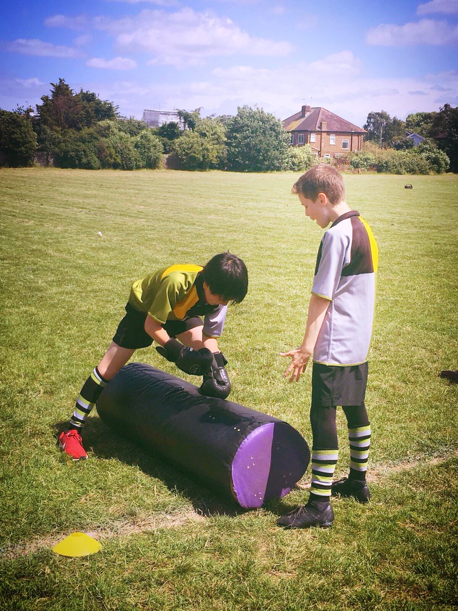 RTS_Twickenham's tweet photo. Conditioning our bodies with circuit training as part of our activities for Healthy Eating Week. #BNFHEW18 #HealthyEatingWeek #smoothride #smoothie #healthyteachers #HealthyFood #5ADAY #cicuits #circuittraining @LBRUT https://t.co/2MZ4SmJzEx