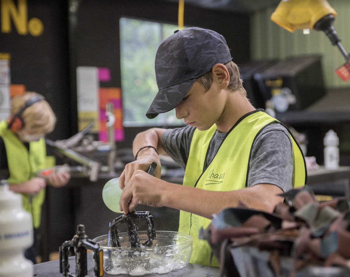 Clean it like you mean it! TRACTION participants take pride in their bike builds.
.
.
#craftsmanship #quality #goodasnew #rebuilt #confidence #achievement #diligence #bmx #diy #actionbasedlearning #onthetools #handsonlearning #mentoring #youthprograms #cycling