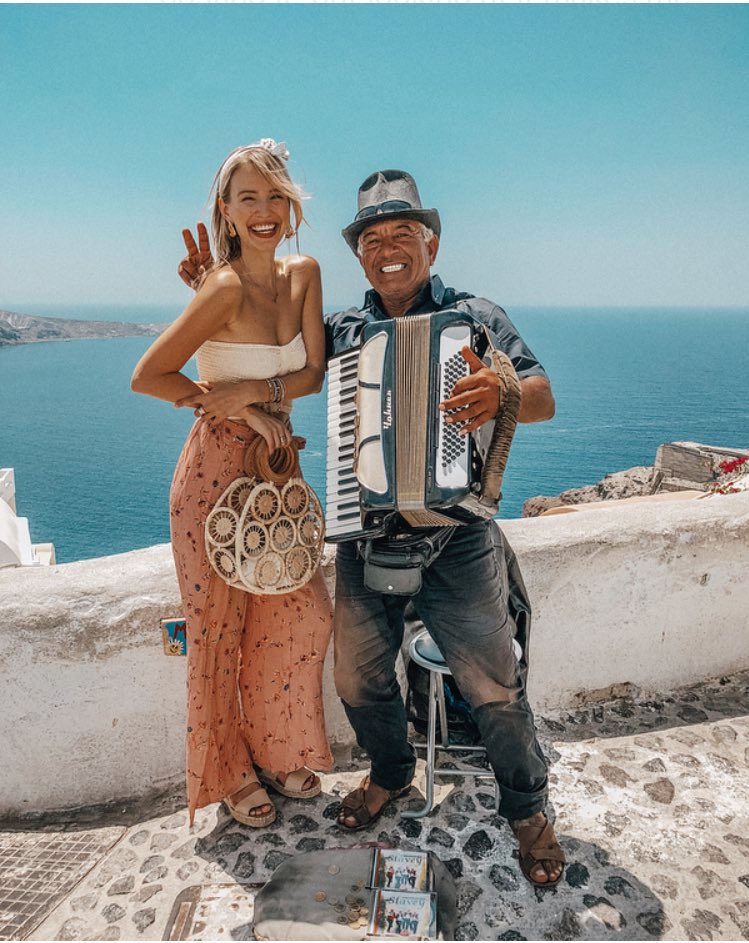 I didn't plan on taking this picture (my mate was very persuasive!) or posting it, but looking at it makes me as happy as Santorini itself. 🤗🇬🇷
#Santorini #Greece