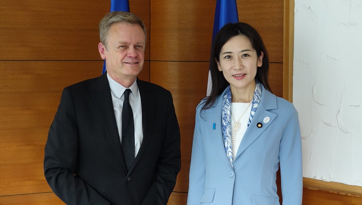 フランス大使館 على تويتر ローラン ピック大使は自民党の松川るい議員 Matsukawa Rui と面会しました この日はシンガポールで行われた米朝首脳会談の翌日で 国際問題や北朝鮮について意見交換しました フランスと日本は朝鮮半島の完全 検証可能かつ不可逆的な