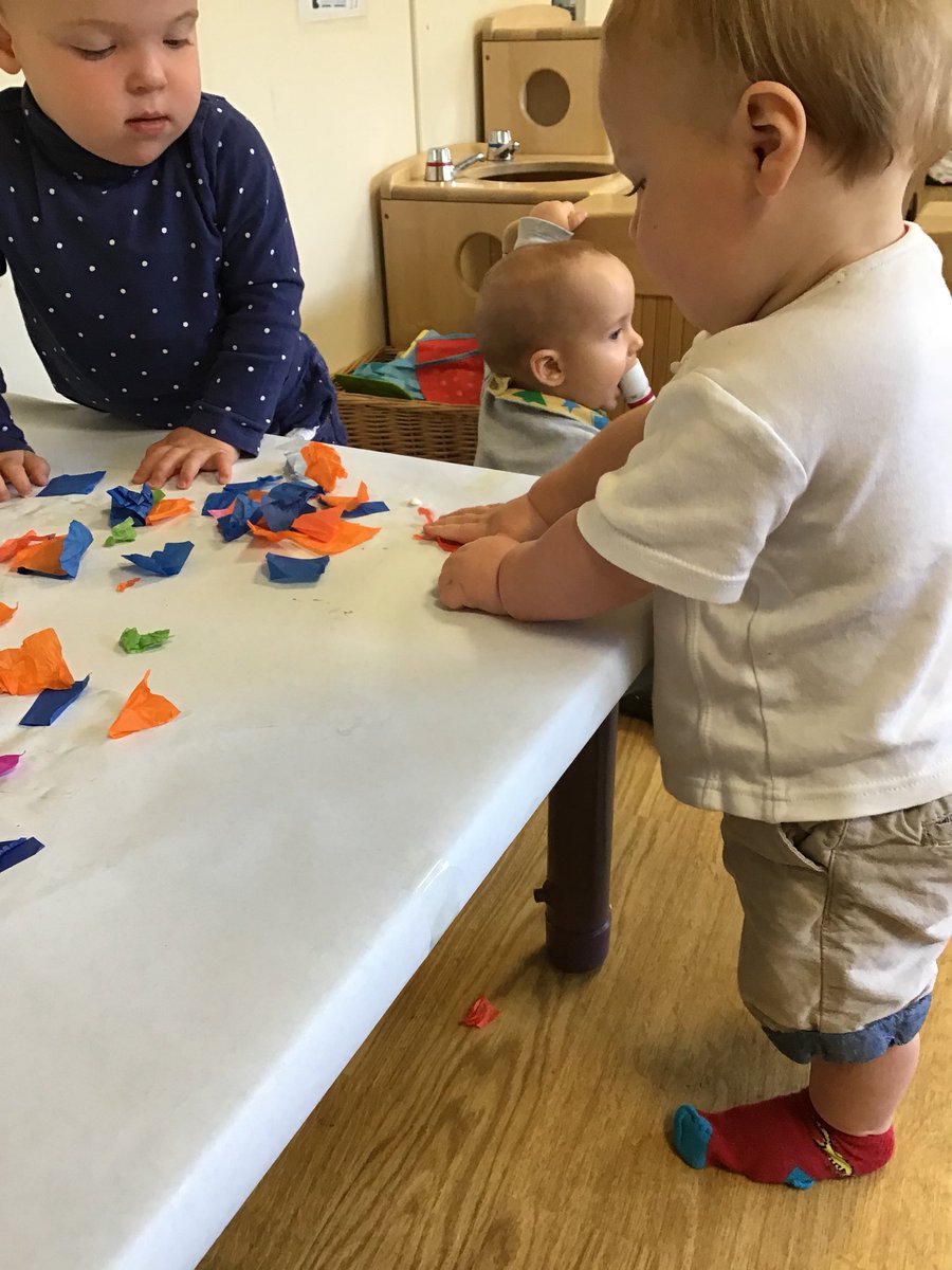 snapcorsham's tweet photo. Younger babies have enjoyed sticking textured materials as a group to make a large collage. #snapsead #sticking #colours https://t.co/AFGfNFQXLX
