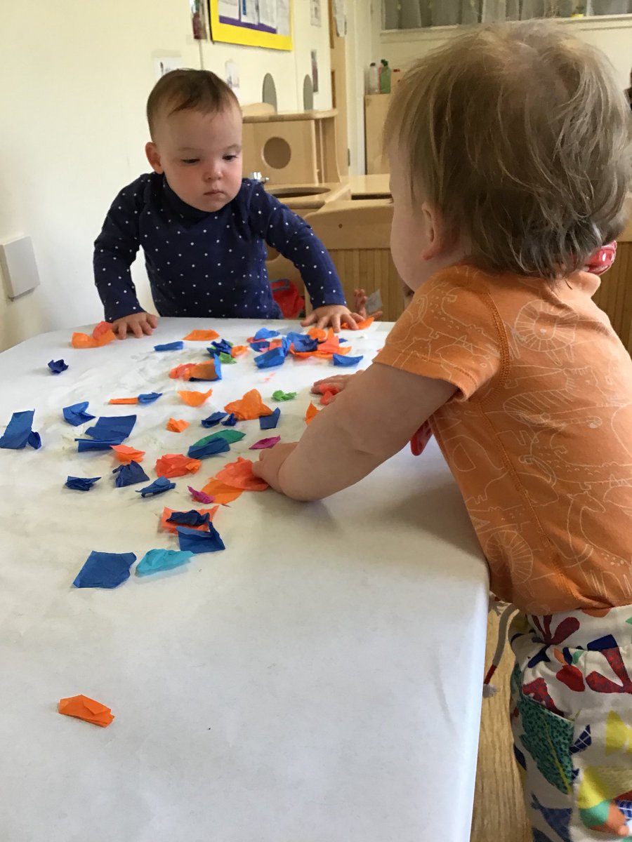snapcorsham's tweet photo. Younger babies have enjoyed sticking textured materials as a group to make a large collage. #snapsead #sticking #colours https://t.co/AFGfNFQXLX
