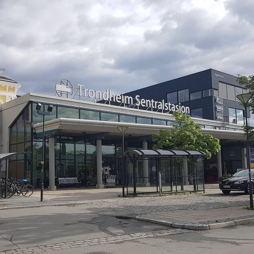 kimsanggyun's tweet photo. Last day in Norway It shows bright sunny sky. Wish you all have a safe trip back. #roadfromTNC #Trondheim https://t.co/5AbutGkEh6