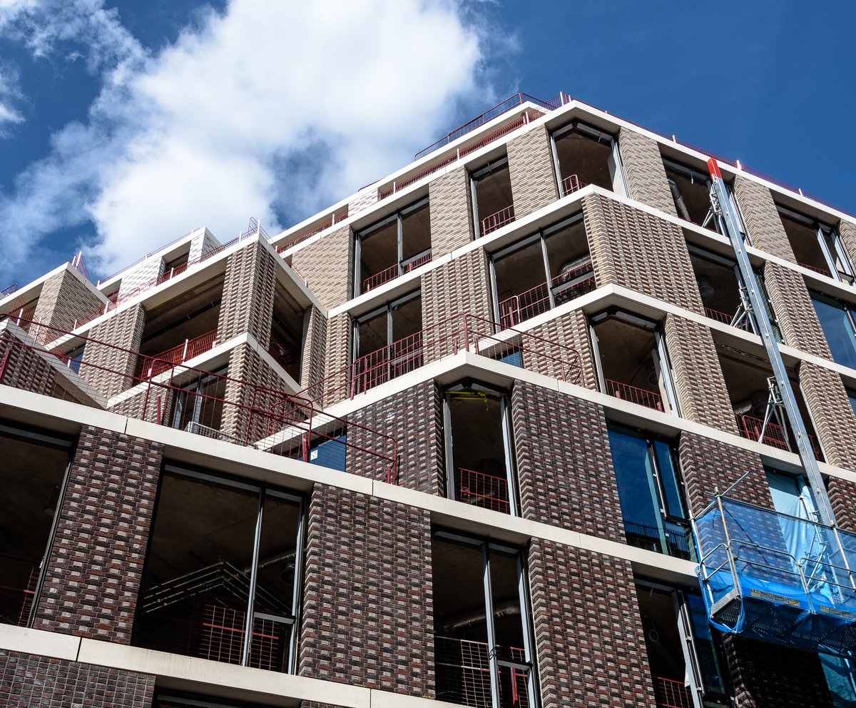 EHSmithArch's tweet photo. Not quite completed yet but already looking so good, working with AHMM we have sourced and supplied 6 different bricks types for this project on Farringdon road, cant wait to see it completed, full case study to follow, for information please contact us on 0845 2507181 https://t.co/8eIDiLitHJ