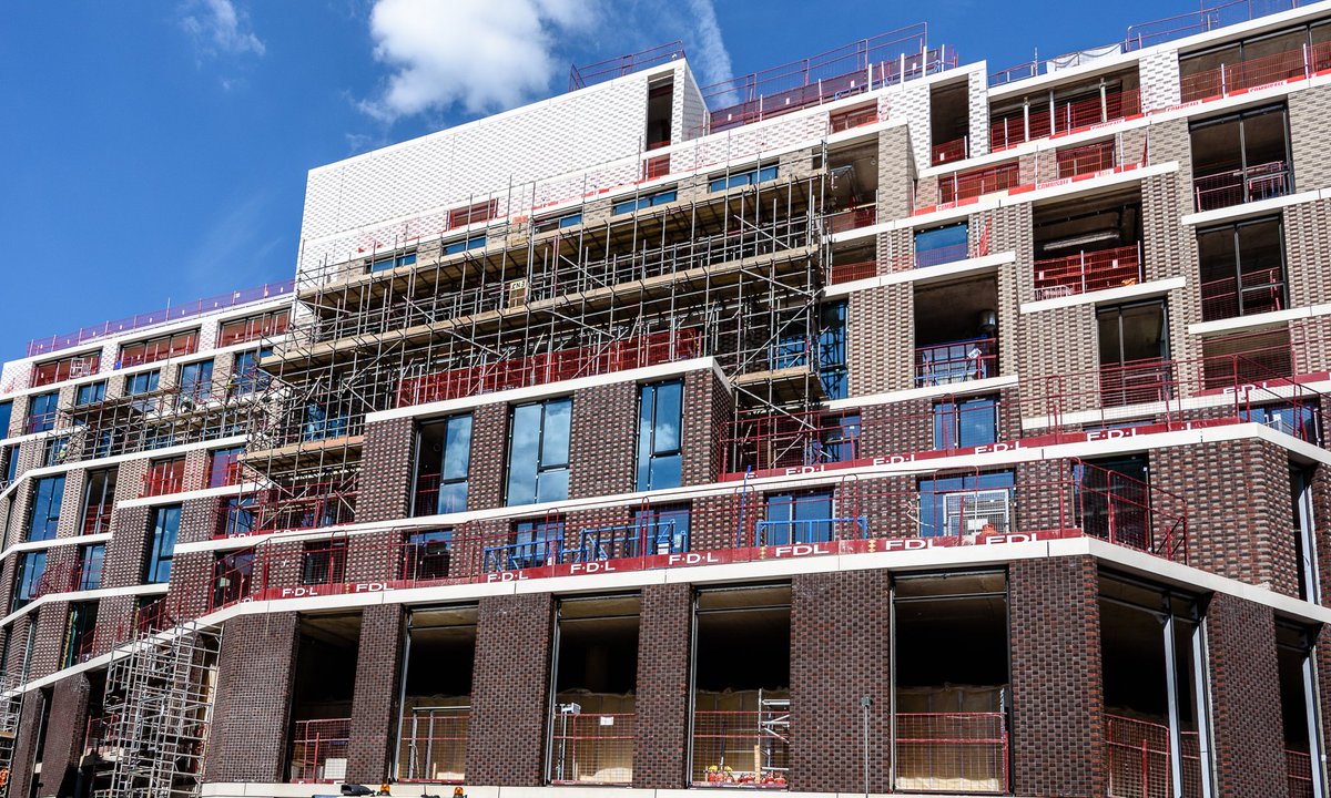 EHSmithArch's tweet photo. Not quite completed yet but already looking so good, working with AHMM we have sourced and supplied 6 different bricks types for this project on Farringdon road, cant wait to see it completed, full case study to follow, for information please contact us on 0845 2507181 https://t.co/8eIDiLitHJ